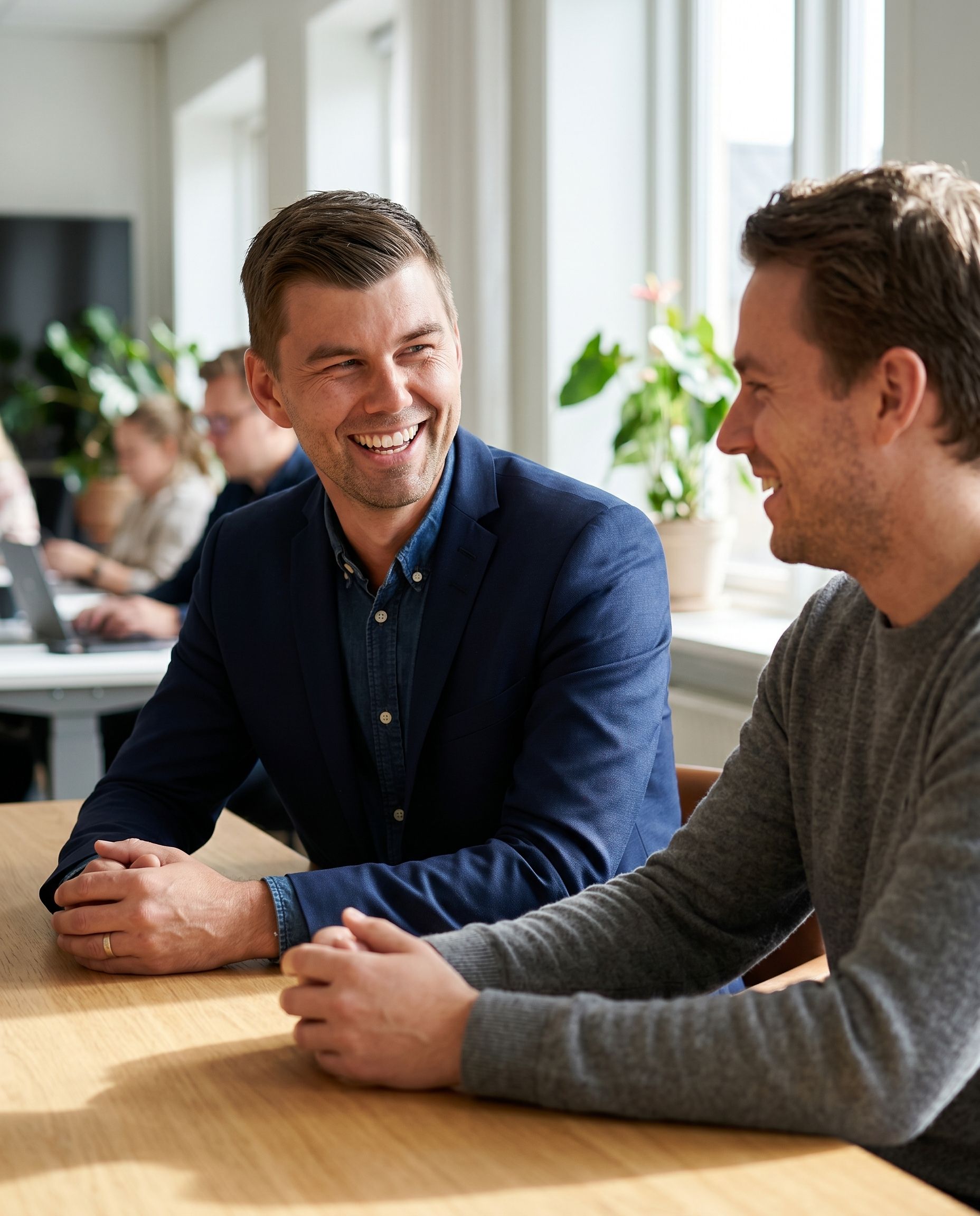 Rasmus Eriksson, grundare av WinWin Consulting, i samtal med en utvecklare i ett ljust kontor i centrala Göteborg.
