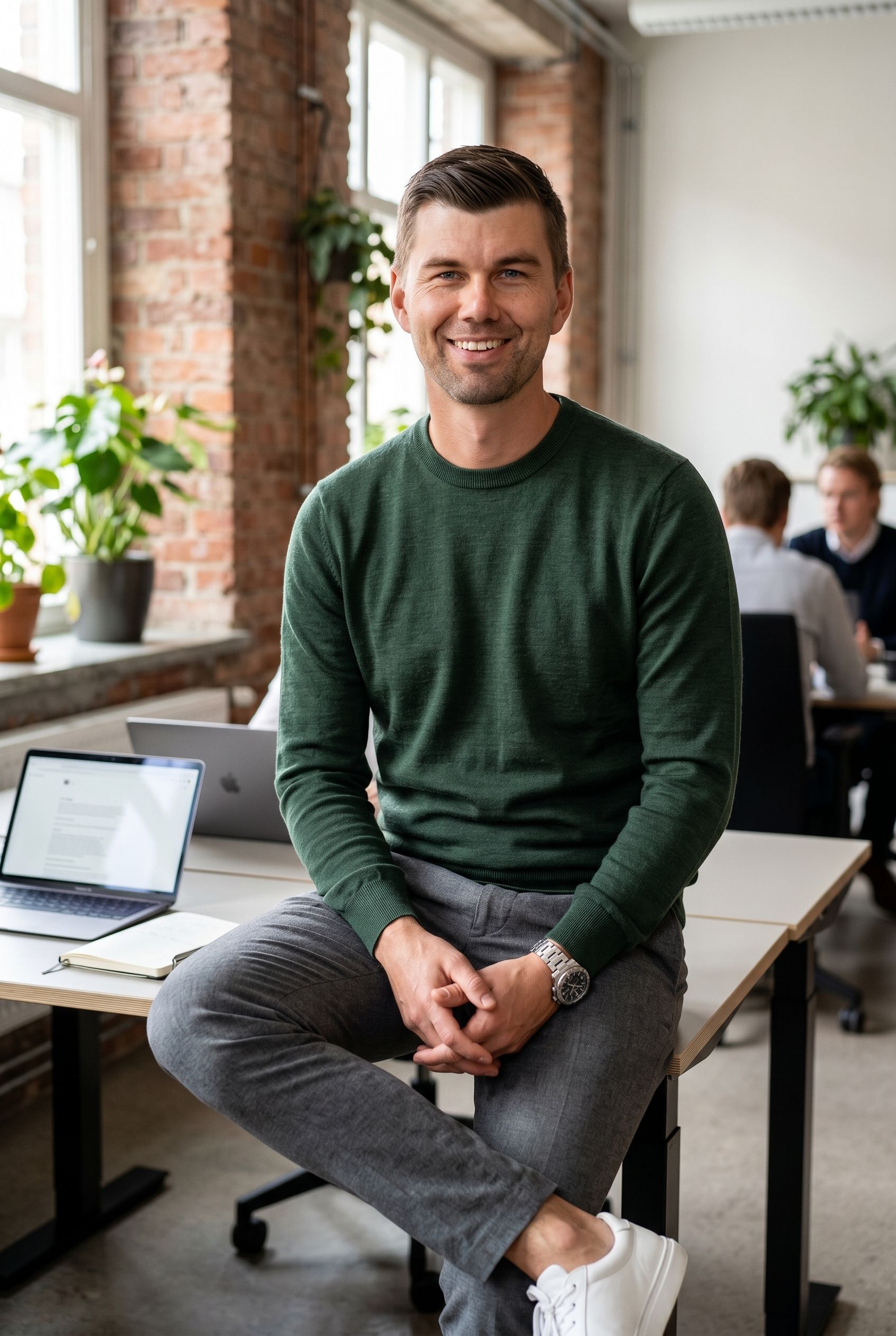 Rasmus Eriksson sitter på kanten av ett ekbord i ett ljust kontor i Göteborg — en stilla, koncentrerad bild på grundaren av WinWin Consulting.